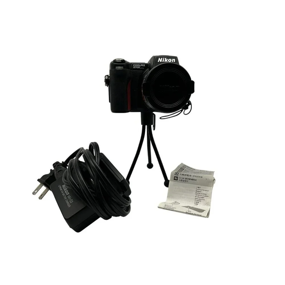 Nikon Coolpix 8700 8MP Digital Camera with 8x Optical Zoom (25515) With Charger
